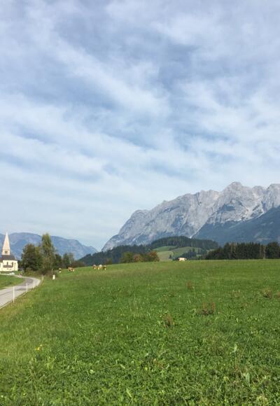 Blick auf die Buchbergkirche und auf das Tennengebirge