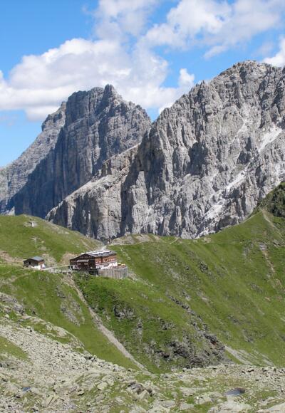 Innsbrucker Hütte von der anderen Seite mit Kalkwand & Ilmspitze rechts im Hintergrund
