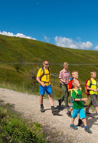 Familien wandern am Kinderwagen-Höhenweg