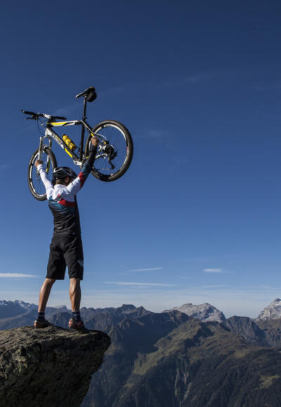 Biker beim Gipfelsieg