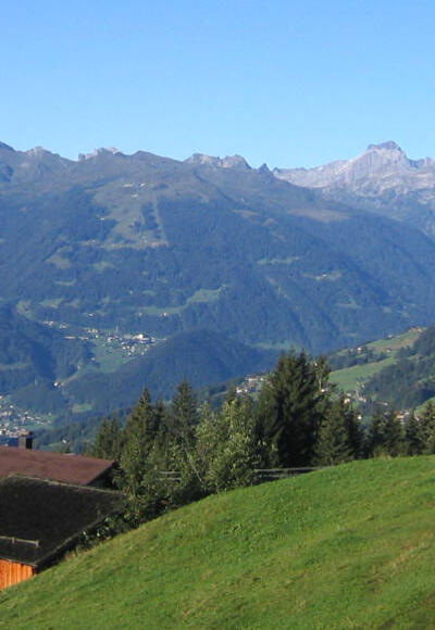 Blick vom Kristberg; rechts im Bild ein Teil von Bartholomäberg, in der Mitte großteils Tschagguns mit Latschau, im Hintergrund die Berge des Rätikongebirges (v.r.n.l.): Zimba, Saulakopf, Golm, Drei Trüme, Drusen- und Sulzfluh