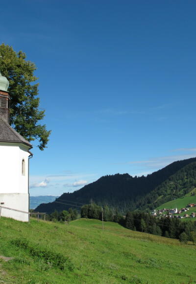 Wieskappelle und Laterns-Thal im Hintergrund