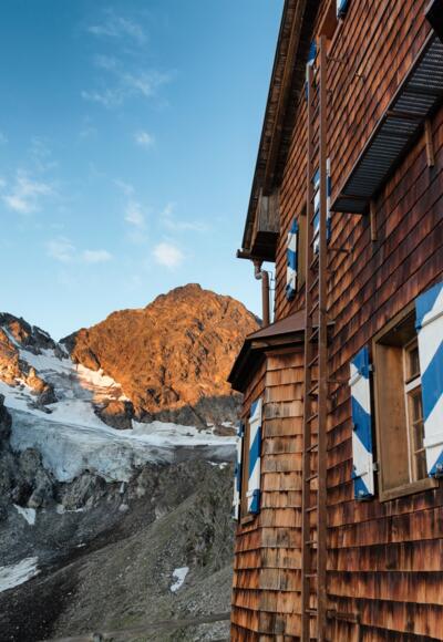Saarbrücker Hütte mit Litzner Gletscher