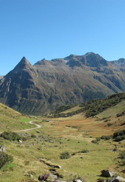 Auf dem Weg vom Zeinisjoch nach Galtür, das unterhalb der markanten Gorfenspitze liegt.