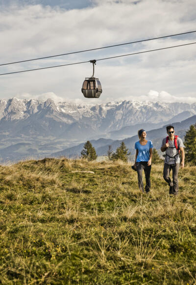 Gondelbahn im Alpendorf