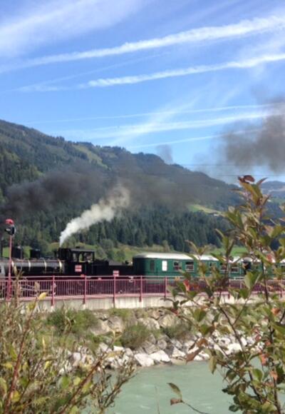 Die "alte" Dampflok ist an ausgewählten Tagen im Sommer direkt neben der Salzach von Zell am See bis Krimml unterwegs.