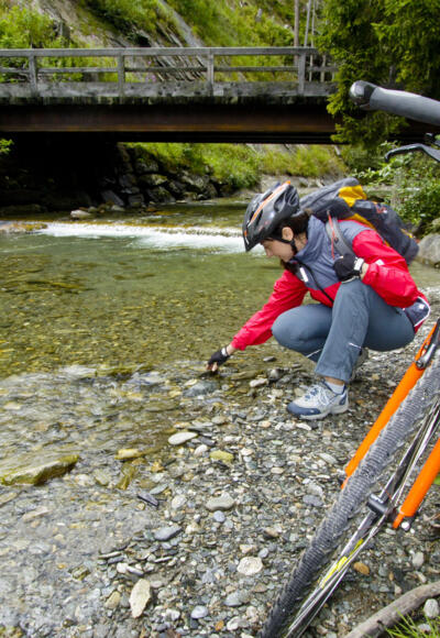 Zu Beginn ist die Mur noch ein kleiner Bach