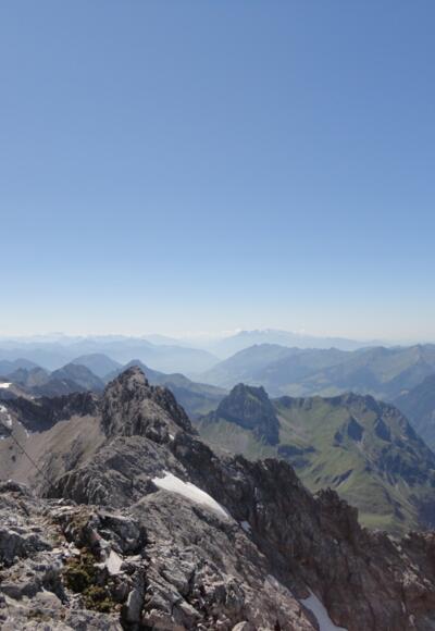 Aussicht vom Gipfel mit Kreuz