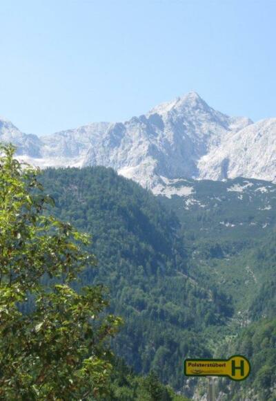 Blick von der Bushaltestelle Polsterstüberl auf das Tote Gebirge