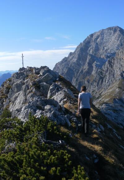 flacher Gipfelgrat zum Brandlhorn, dahinter Mitterhorn und Birnhorn.