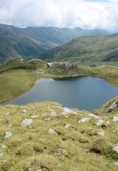 Der Glanzsee mit der Feldner Hütte