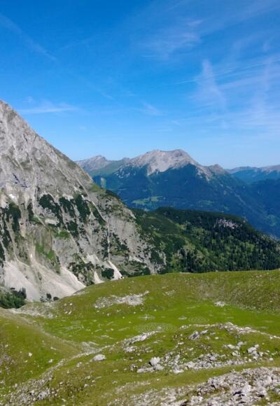 Blick über die Fußballwiese zur Sonnenspitze beim Aufstieg zum hinteren Tajatörl