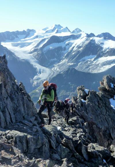 Am Beginn des Südgrates. Weiter entweder seilfrei oder in Kletterseilschaften. Großes Kino: der Blick auf die Wildspitze.