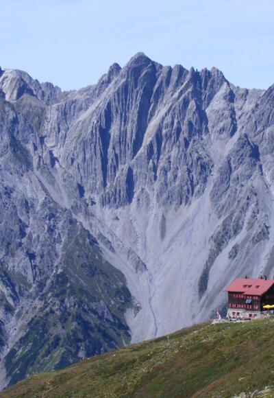 die Kaltenberghütte vor den Gipfeln des Lechquellengebirges