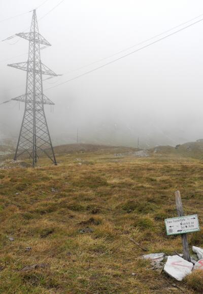 Hochspannung im Nebel