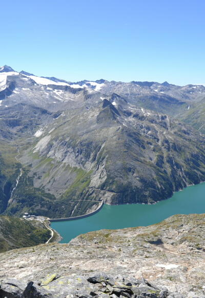 Hochalmspitze 3.360 m (links) und Ankogel 3.250 m (rechts) im Vordergrund der Kölnbreinspeicher