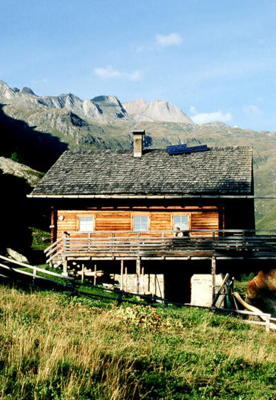 Steineralm, Blick zur Sudetendeutschen Hütte auf der Oberen Steineralm