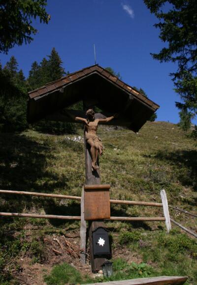 Umrahmt von Nadelbäumen steht dieses schöne Gedenkkreuz bei der Loosbühlealm.