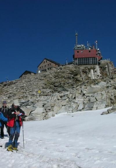 Vor dem Zittelhaus Gipfel Hoher Sonnblick