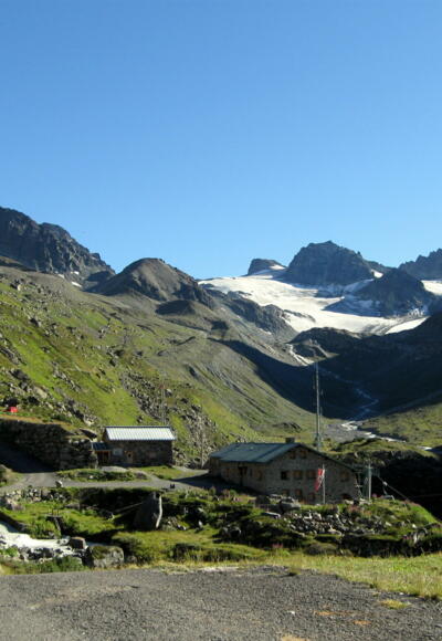 Die Ausbildungshütte der Bergrettung Tirol und hinten die Jamtalhütte, im Hintergrund die Jamspitzen und rechts die Dreiländerspitze.