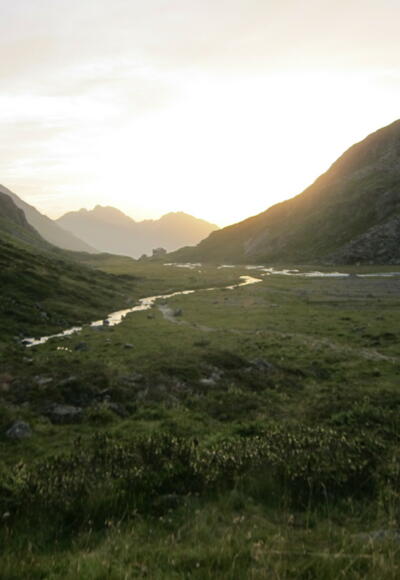 Aufbruch von der Franz-Senn-Hütte kurz vor Sonnenaufgang (konkret: 06:00 Uhr). Blick zurück Richtung Kalkkögel.