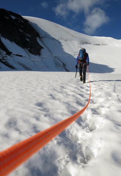 Die Nordflanke der Petersenspitze, rechts das Taschach Hochjoch (3355 m).