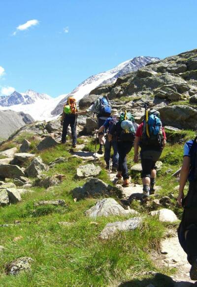 Aufbruch Richtung Gletscher - 45 Minuten Zustieg die sich lohnen!