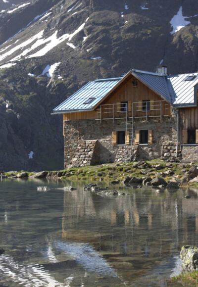 Winnebachseehütte (2.362 m) mit Wasserfall der Bachfalle.