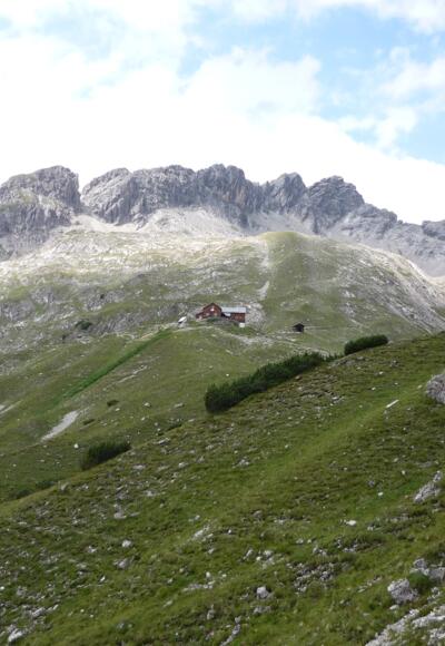 Hermann von Barth Hütte und rechts Plattenspitze