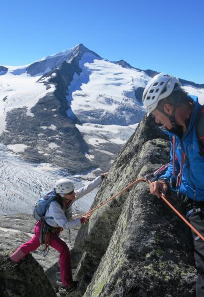 ... und die Turmspitze ist erreicht. Hinten Klein- und Großvenediger.