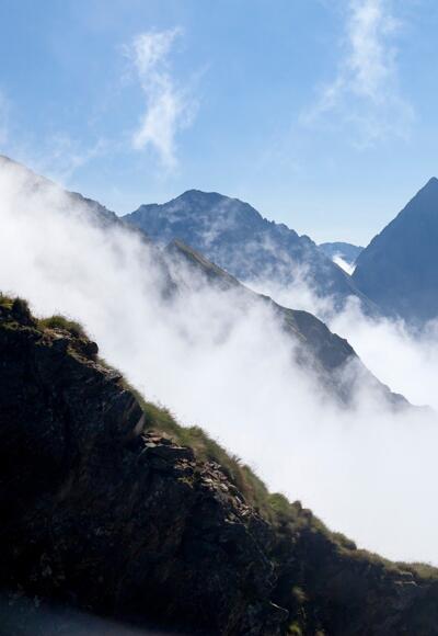 Nebeltreiben in der Scharte östlich des Scharnocks; rechts hinten: Kasereck