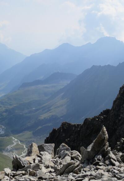 Das Gipfelkreuz des Aperen Turm, links davon das Alpeiner Tal mit dem Aufstieg.