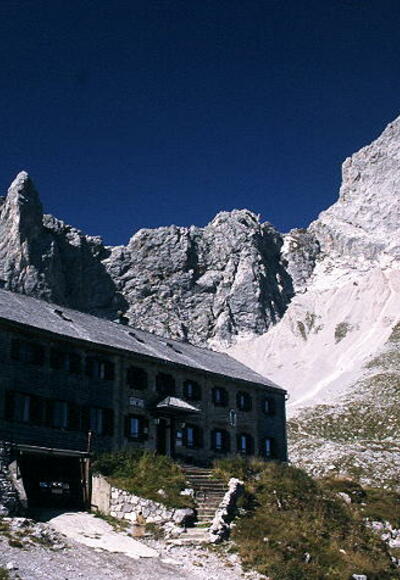 Lamsenhochjütte mit Lamsenspitze im Hintergrund. 