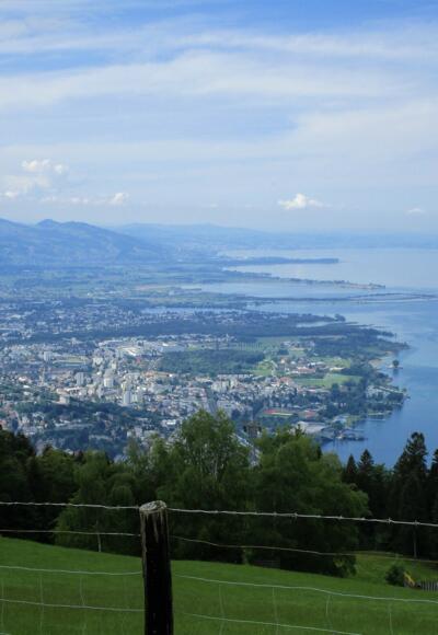 Wunderschöne Aussicht von der Bergstation Pfänderbahn auf das Vorarlberger Bodenseeufer. 