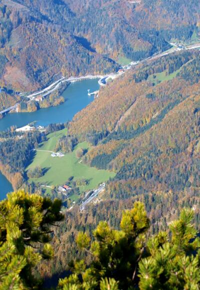 Tiefblick zum Stausee Klaus