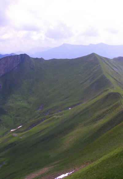 Gratverbindung zum Tristenwandkopf: links felsiger Hauptgipfel, rechts Südgipfel