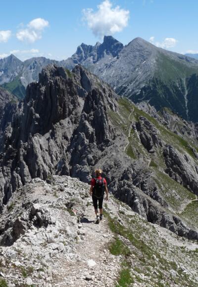 Einer der wenigen sanften Abschnitte auf dem Freiunger Höhenweg. Die Felspyramide der Kuhlochspitze ist bereits erkennbar.