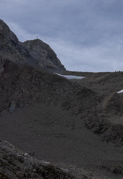 Das letzte Stück auf die Wasenspitze führt quer über das Blockfeld (10).