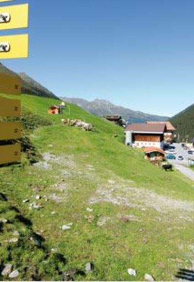 Wegweiser direkt in Praxmar.