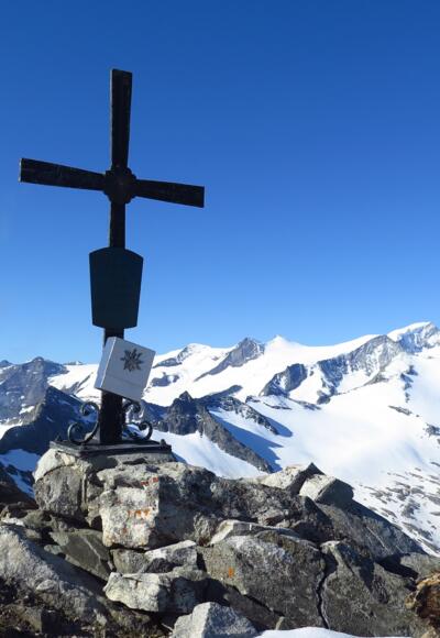 Gipfelkreuz Blessachkopf 3050 m mit Großvenediger im Hintergrund