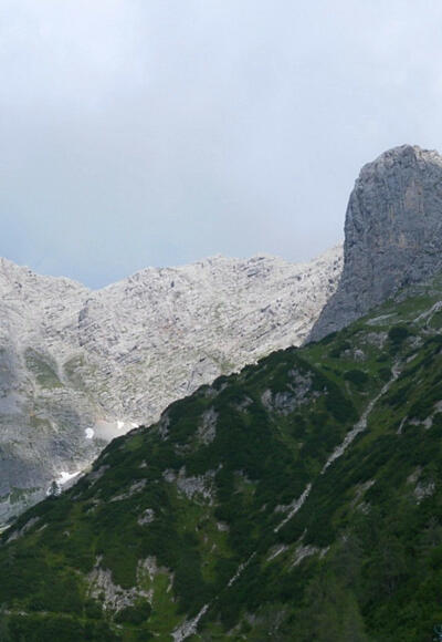 über die rechte Flanke des Persailhorns und entlang des Kammes links zum Ahlhorn. Blick von der Peter Wiechenthaler Hütte