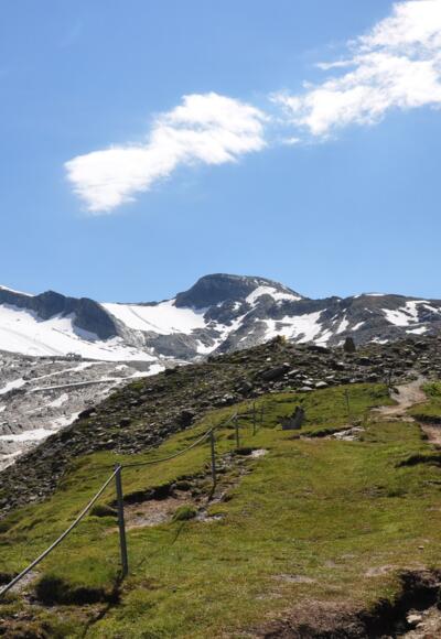 Von der Krefelder Hütte geht es zunächst bergauf Richtung Alpincenter/Kitzsteinhorn