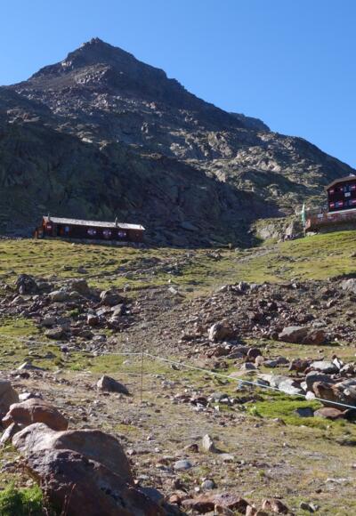 Vernagthütte mit Hintergralsegg