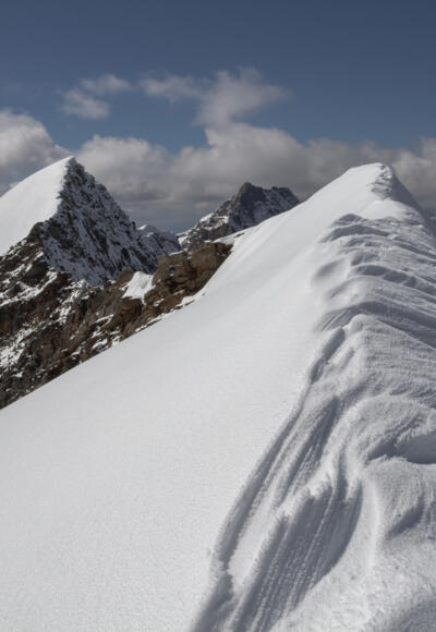 Gipfelgrad, links die westliche Simonyspitze