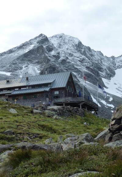 Kasseler Hütte vor Grüne Wand Spitze (Bildmitte) - Capanna Kasseler Hütte di fronte a Croda Verde (al centro)