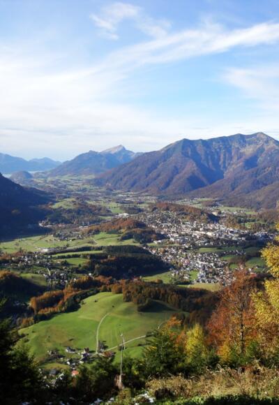 Kurz unterhalb des Gipfels ergibt sich ein schöner Blick über Bad Ischl bis zum Wolfgangsee.