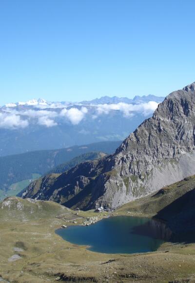Blick vom Höhenweg zum See und zur Hütte
