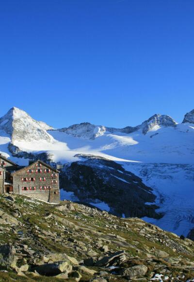 Kürsinger Hütte mit Talschluss und Obersulzbachkees.