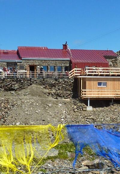 Glungezerhütte mit der neuen Schlafhütte "TuXer"