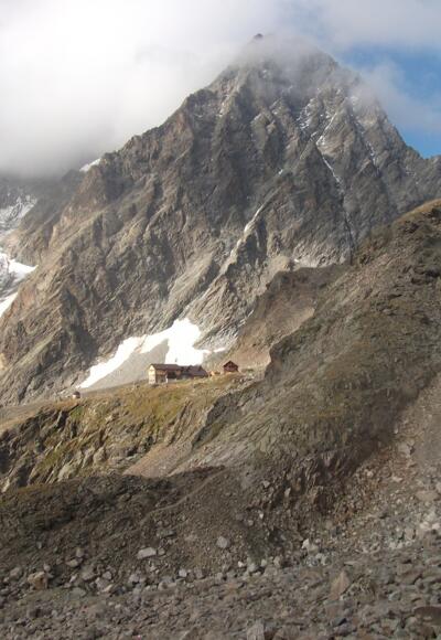 Kaunergrathütte mit Watzespitze
